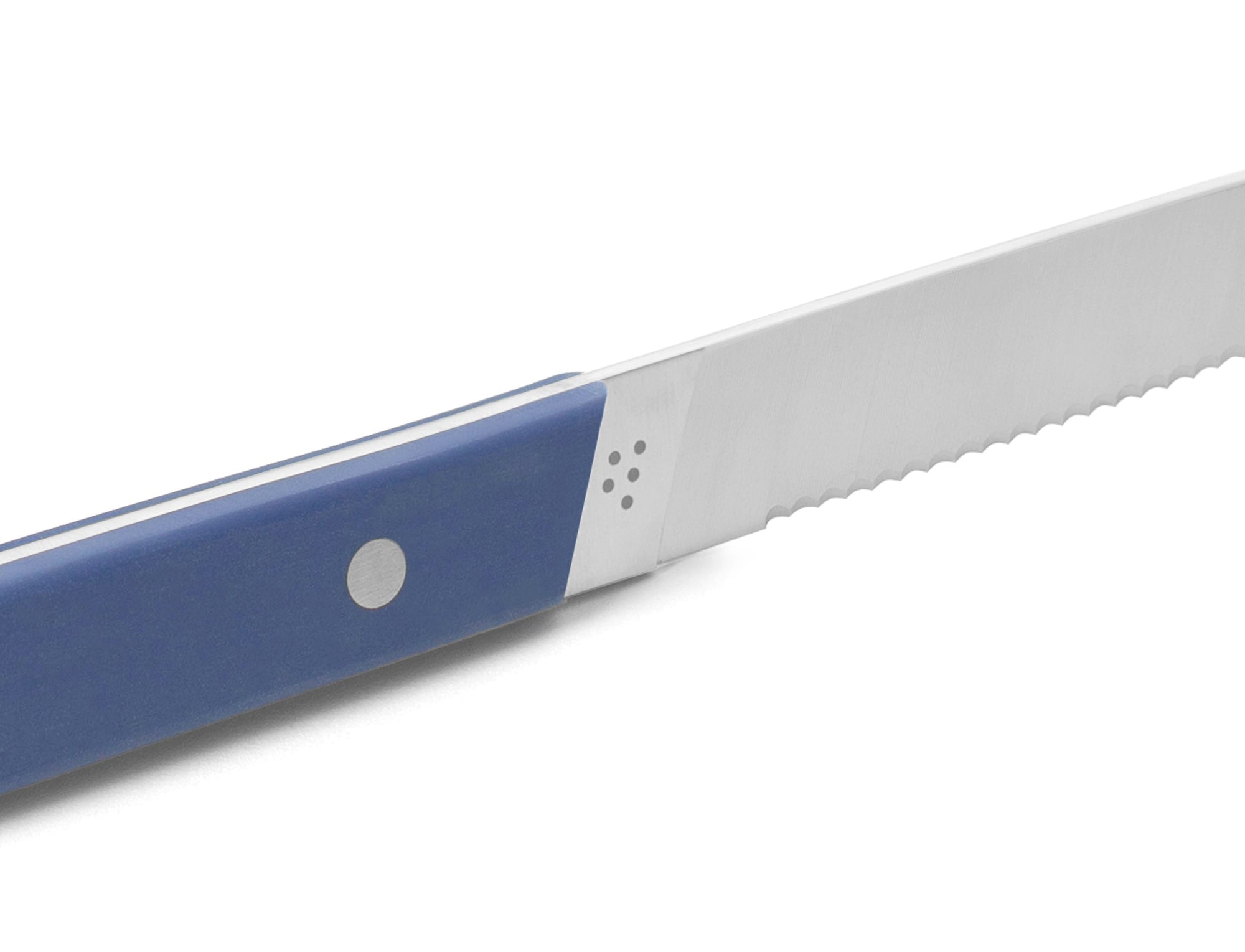 {{4pc-blue,8pc-blue}} The Misen Steak Knives in blue feature 30 serrations on each edge.