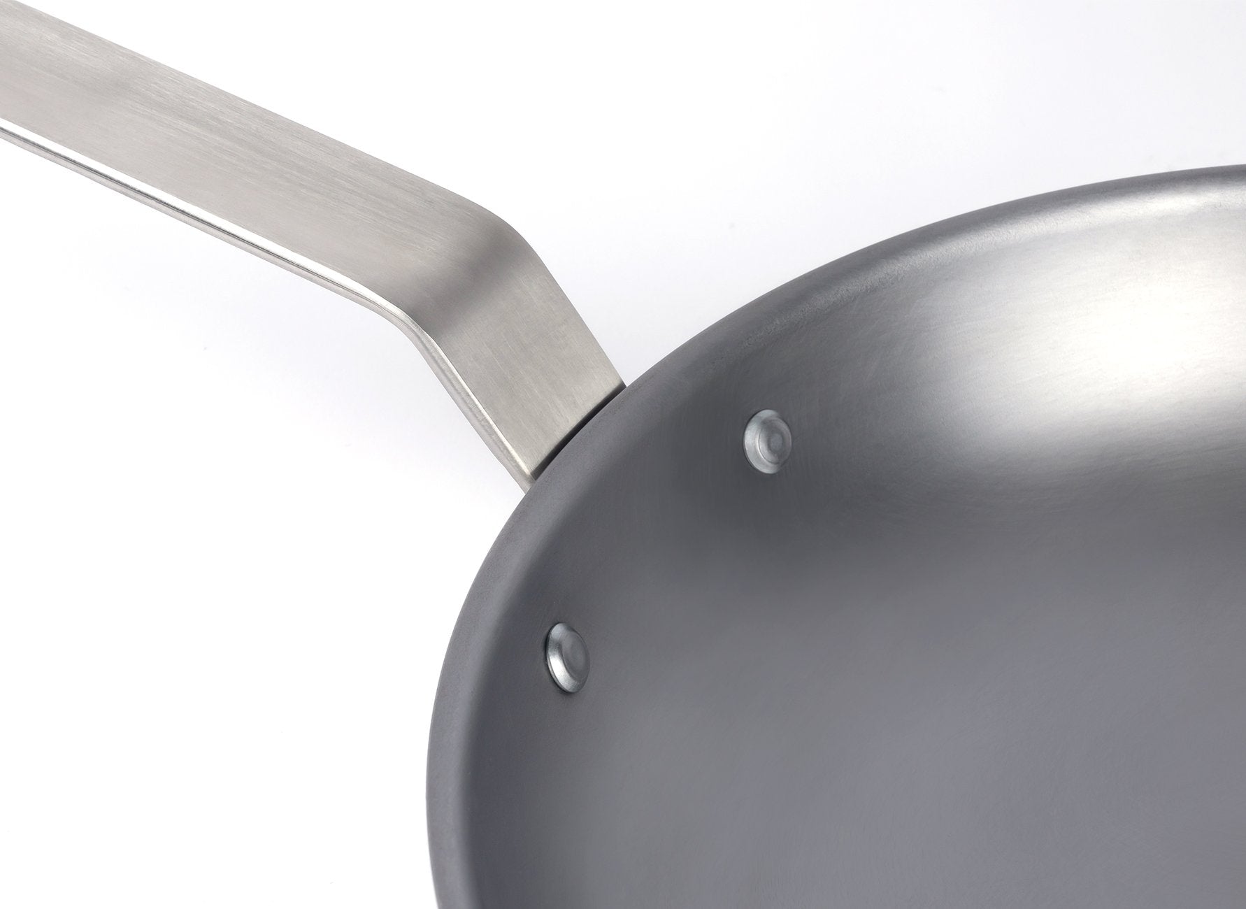 {{8-inch,10-inch,12-inch,10-12-inch,8-10-12-inch}}  The Misen Carbon Steel Pan comes with a silicone handle that stays cool to the touch.