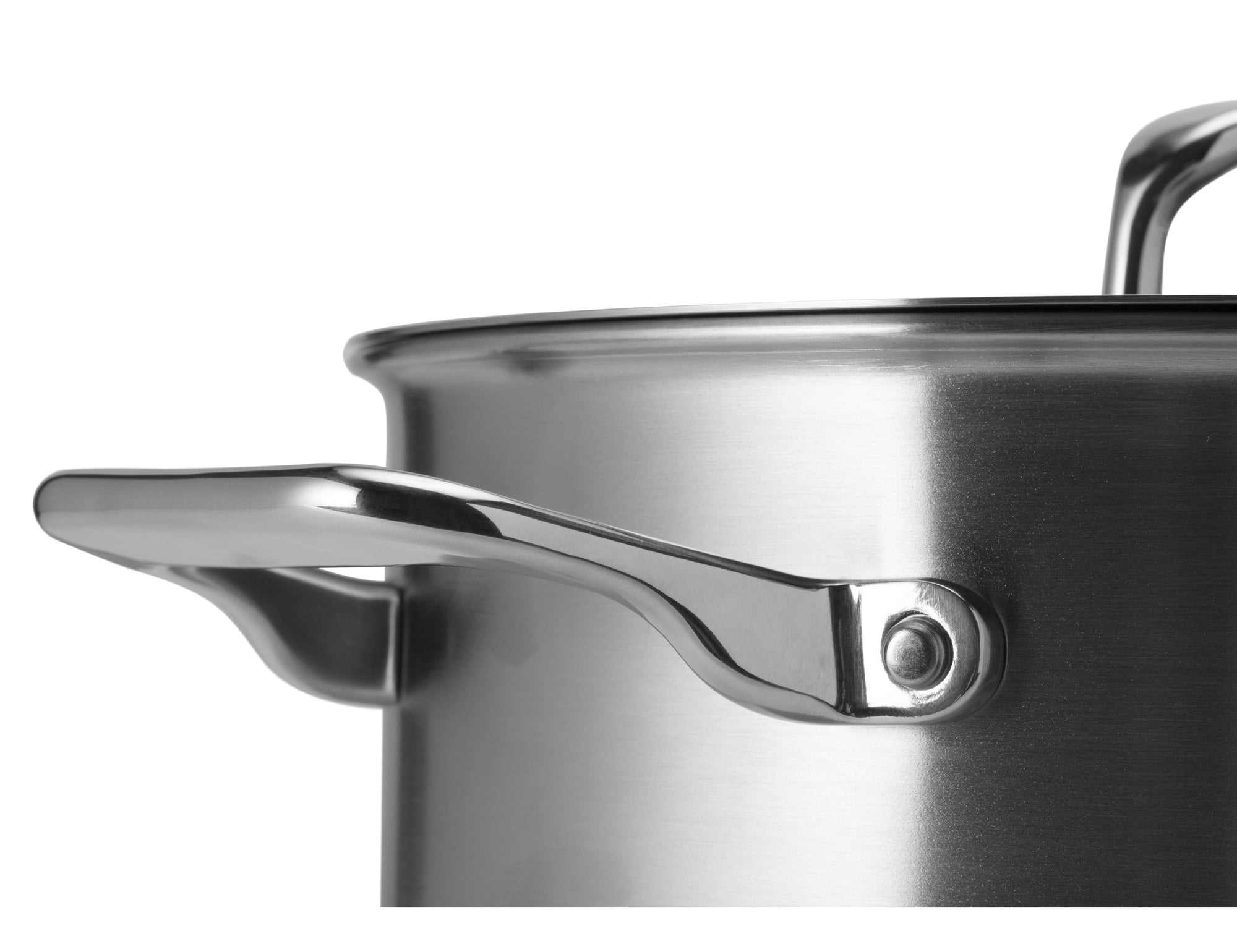 {{essentials}} The Misen 3QT Saute also features an additional helper handle that makes this pan even easier to move around.