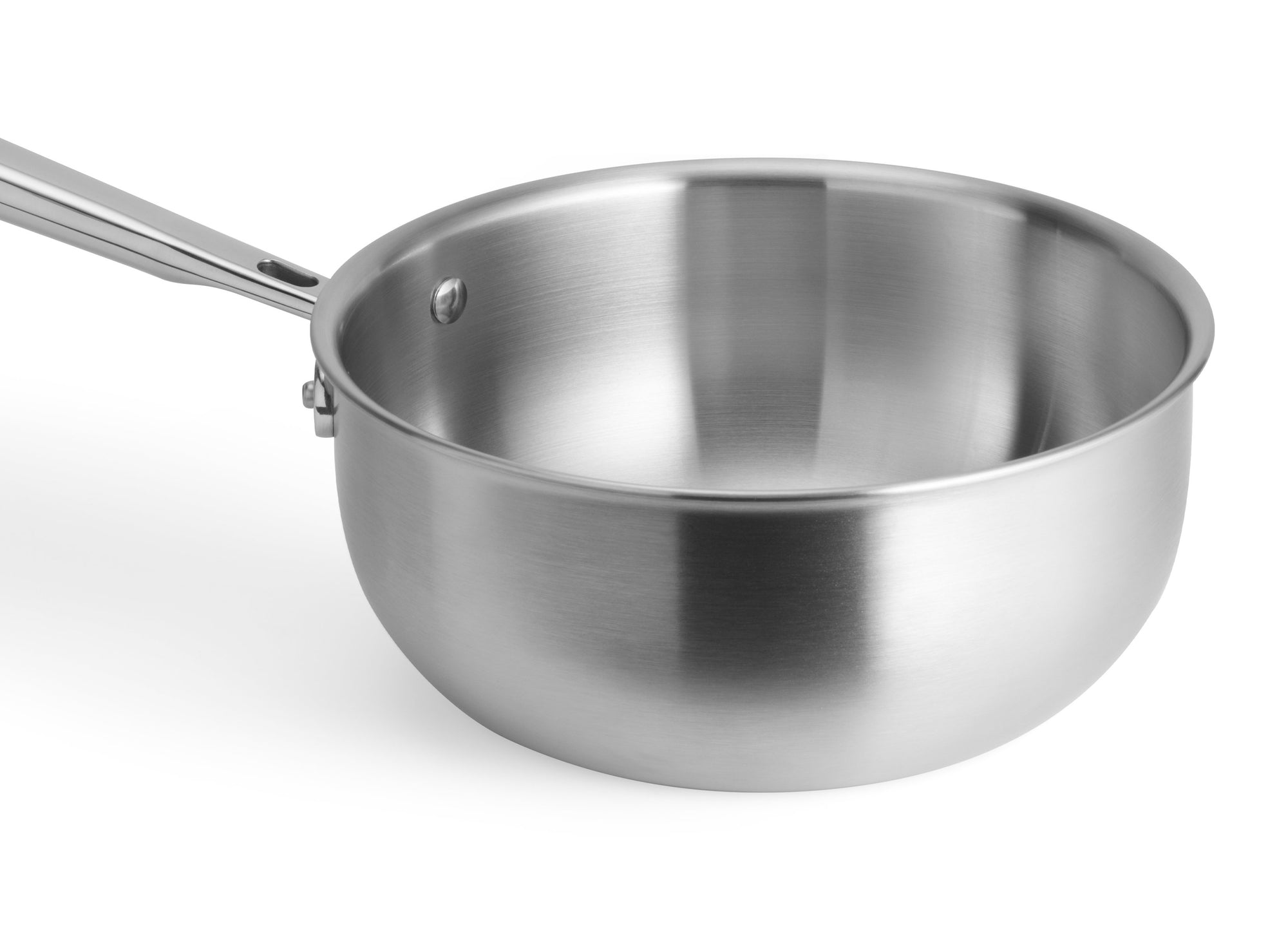 {{2-qt}} The 2 quart Misen Saucier features unique, curved and sloped walls, which prevent bits of food from getting stuck or burnt.