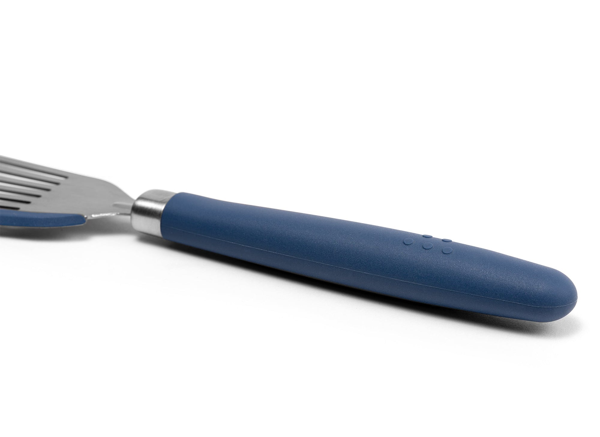 {{silicone-blue}} A close view of the Blue Misen SIlicone Fish Spatula’s thick silicone handle on a white background.