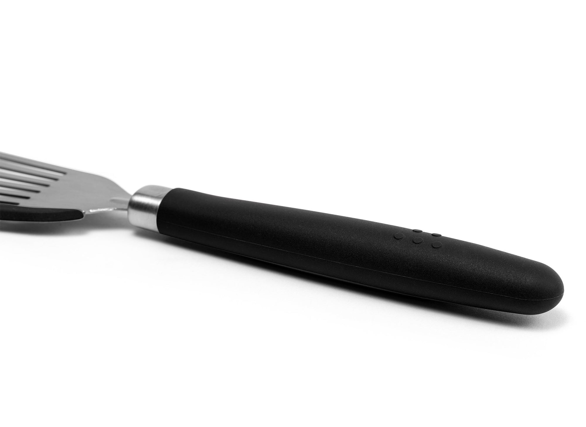 {{silicone-black}} A close view of the Black Misen SIlicone Fish Spatula’s thick silicone handle on a white background.
