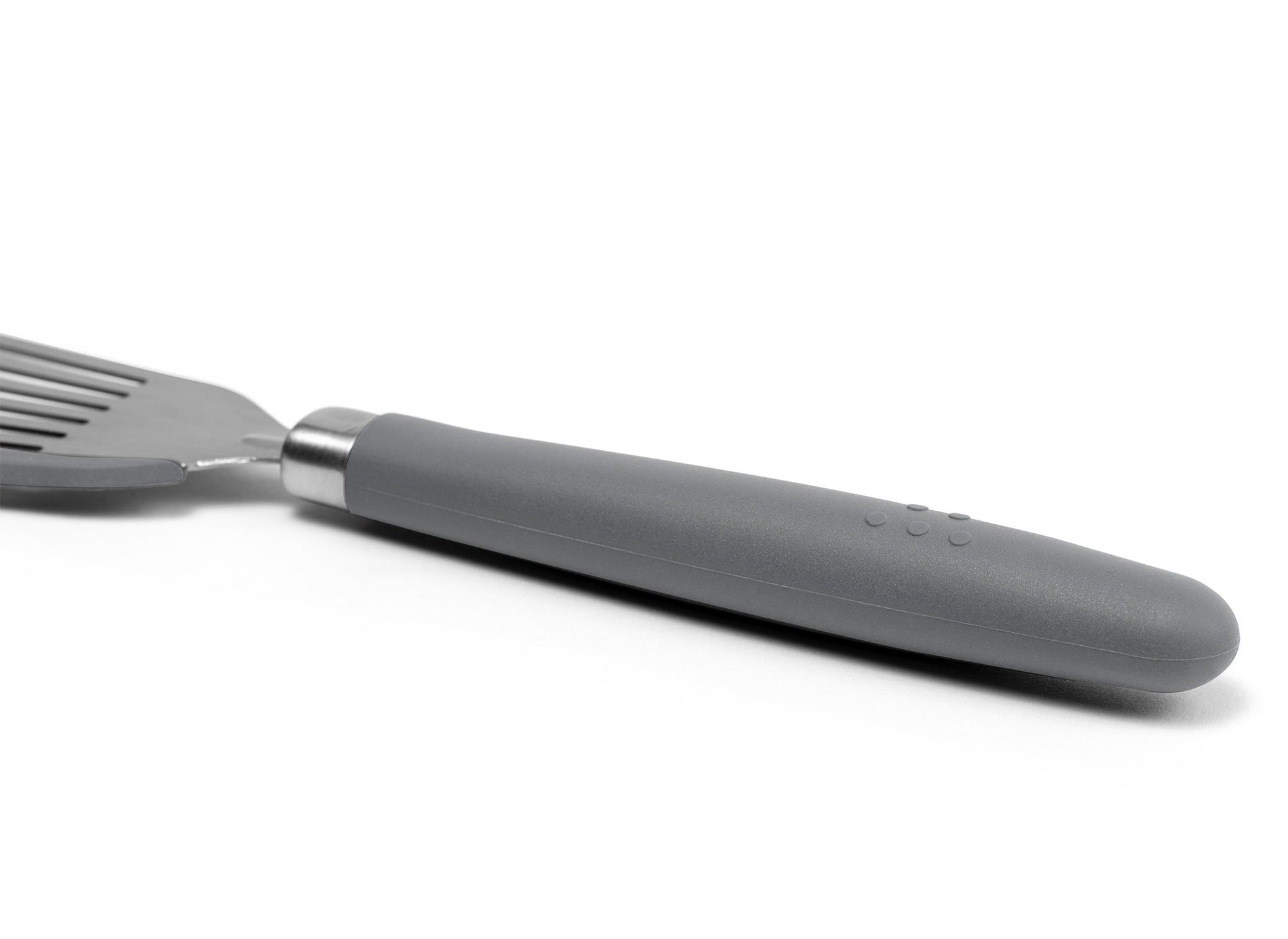 {{silicone-gray}} A close view of the Grey Misen SIlicone Fish Spatula’s thick silicone handle on a white background.