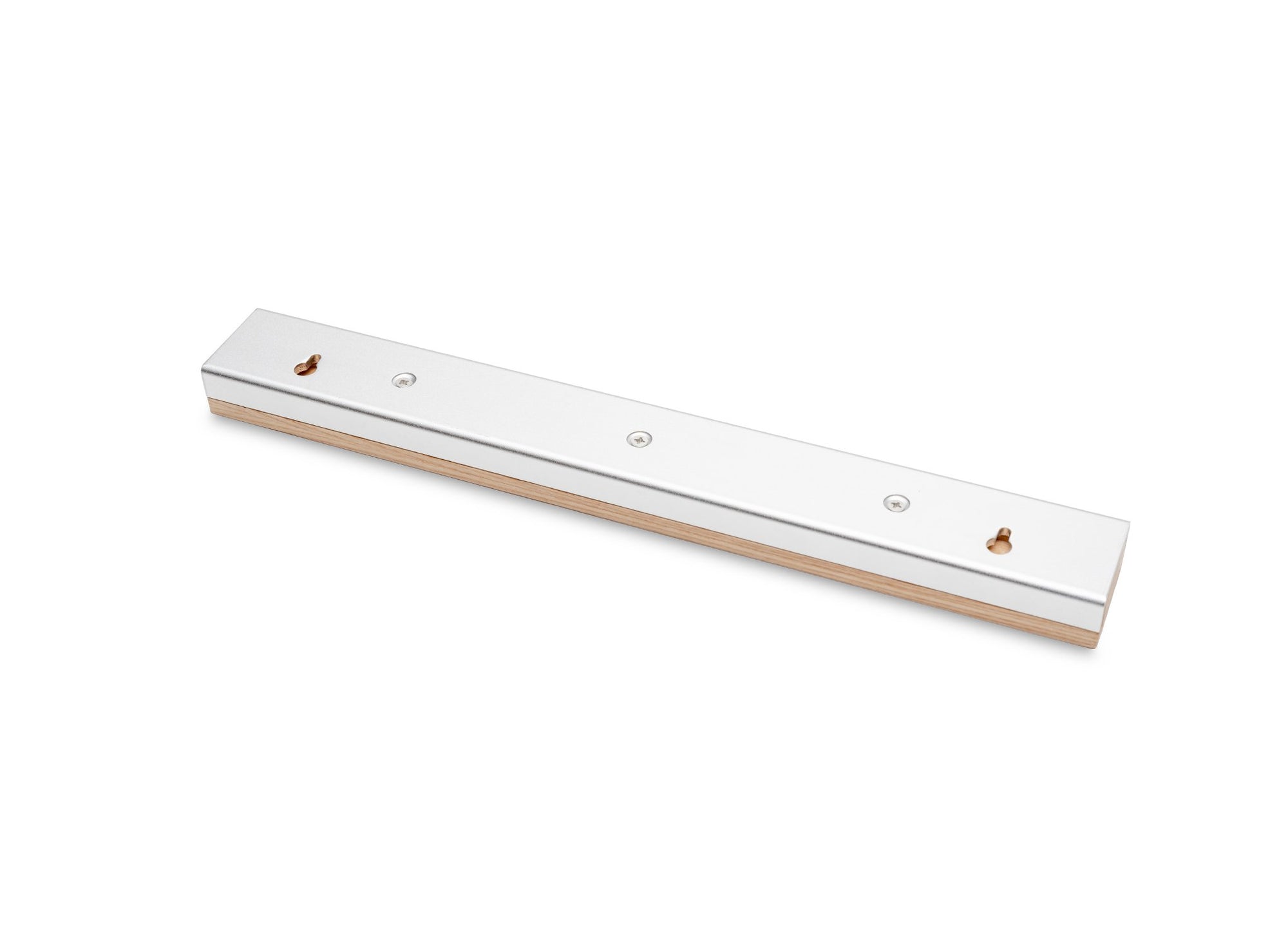 {{ash}} The ash Magnetic Knife Strip has a medium-strength, heavy-duty magnet, which covers the entire length for a reliable hold.