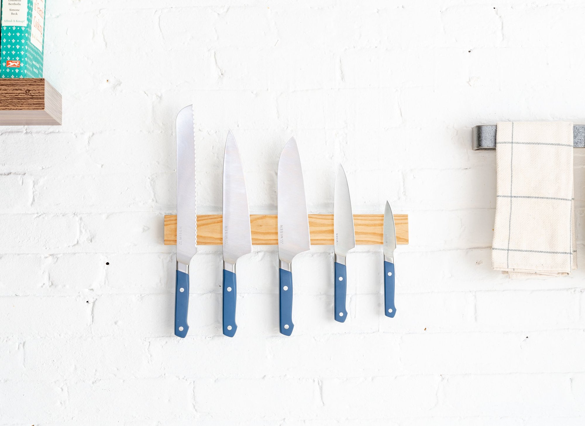 {{ash}} The ash Magnetic Knife Strip can be wall-mounted anywhere — horizontally or vertically, even on cabinets or a refrigerator.