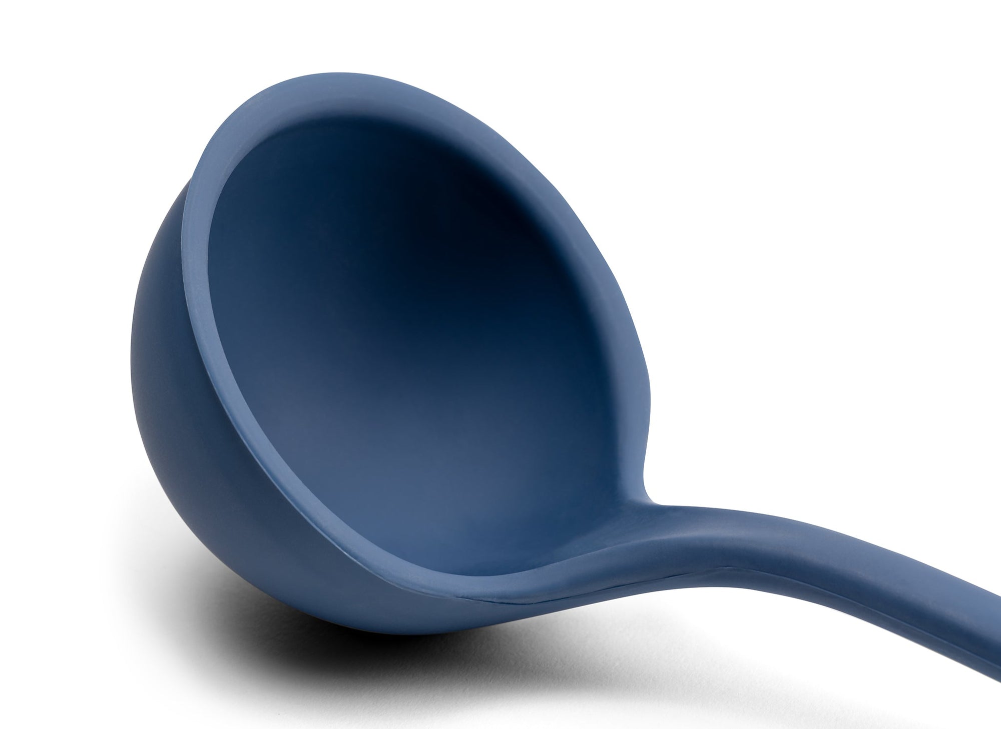 {{blue}} Close view of Blue Misen Landle’s scoop head interior and rim.