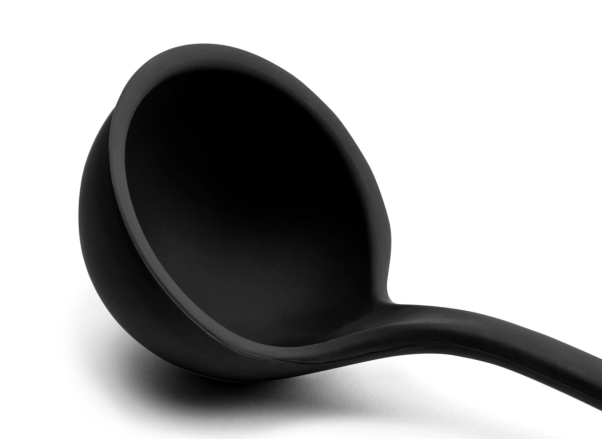 {{black}} Close view of Black Misen Landle’s scoop head interior and rim.