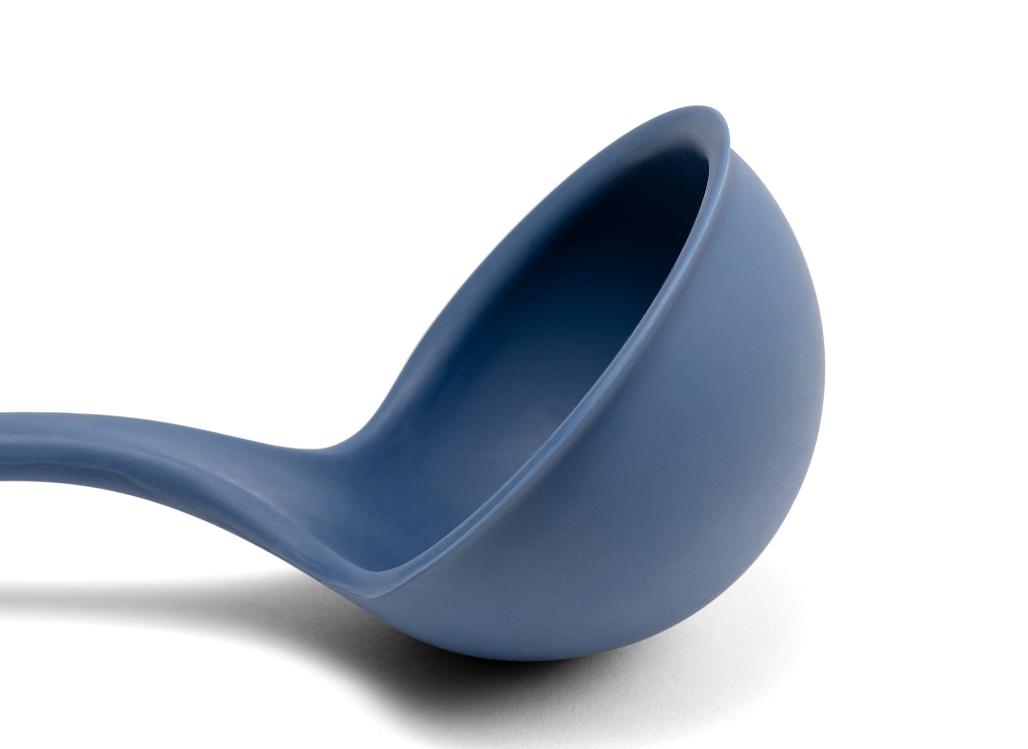 {{blue}} Close view of Blue Misen Landle’s curved scoop head seen from the side to show depth.