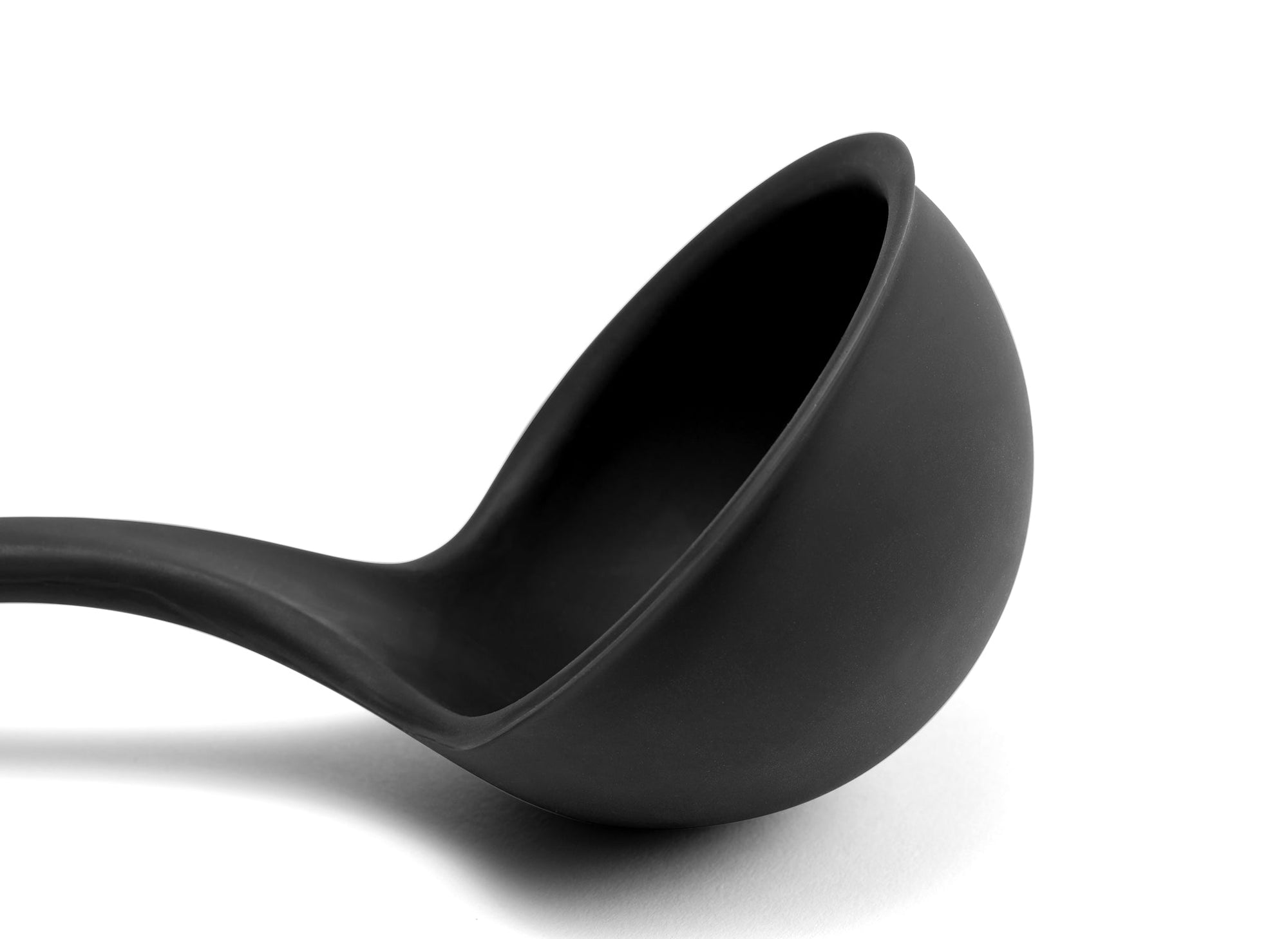 {{black}} Close view of Black Misen Landle’s curved scoop head seen from the side to show depth.
