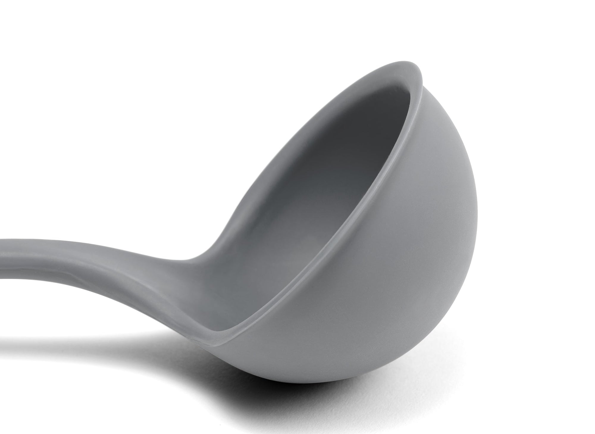 {{gray}} Close view of Grey Misen Landle’s curved scoop head seen from the side to show depth.