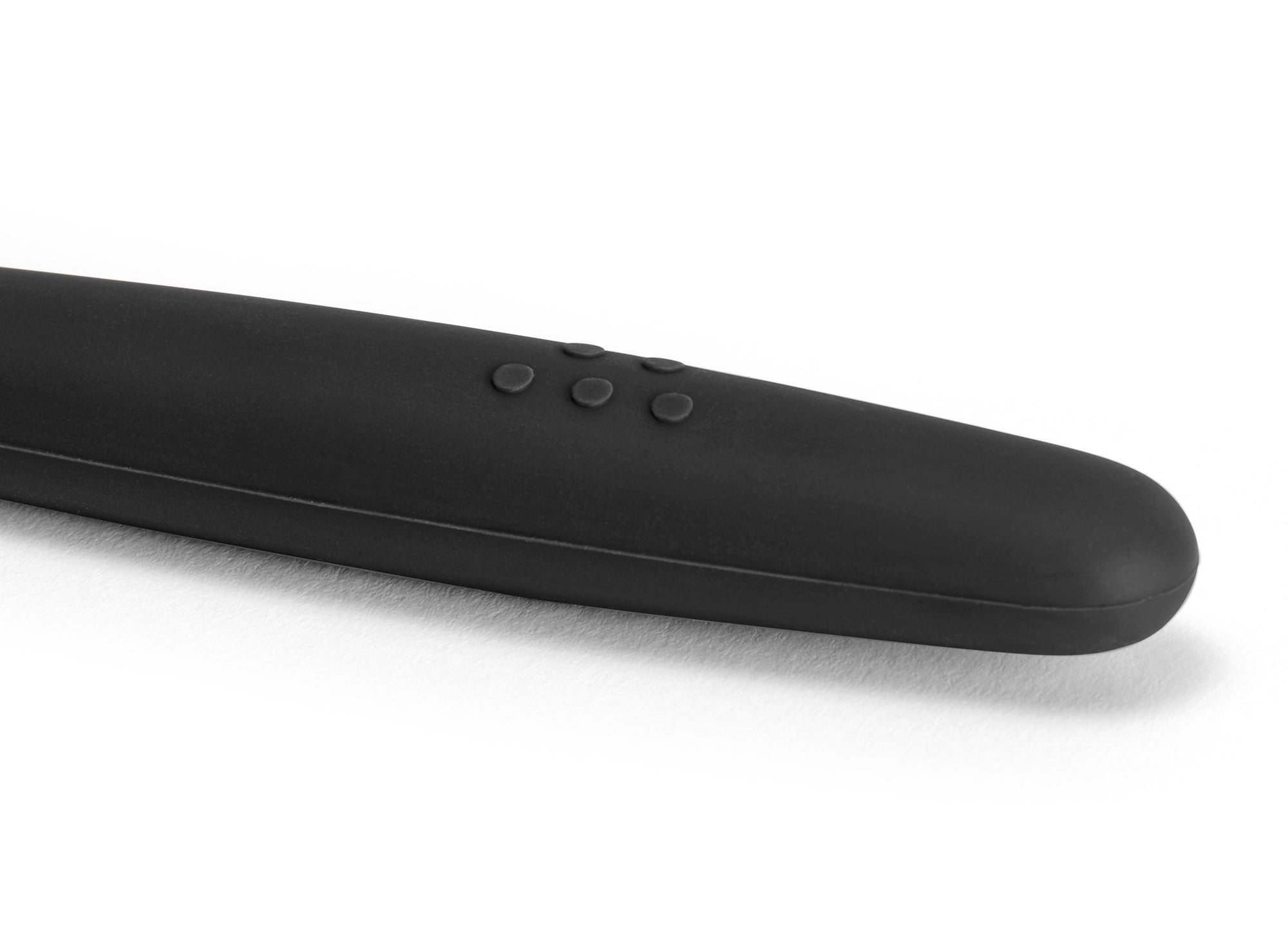 {{black}} Close view of Black Misen Ladle’s thick silicone handle with raised Misen logo.
