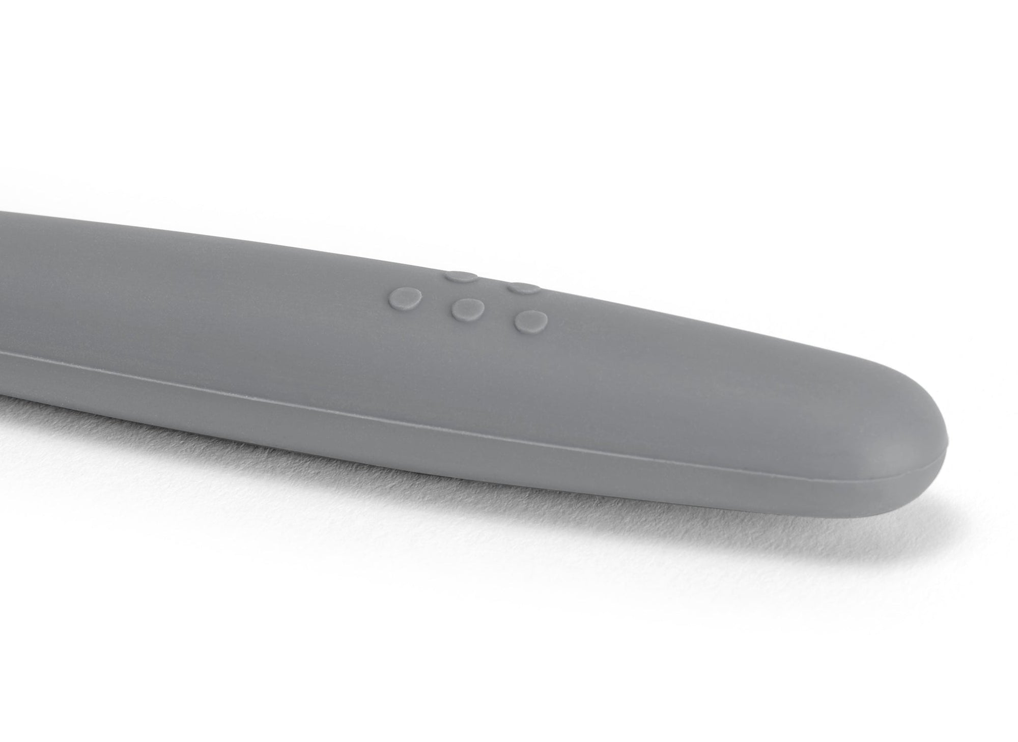 {{gray}} Close view of Grey Misen Ladle’s thick silicone handle with raised Misen logo.