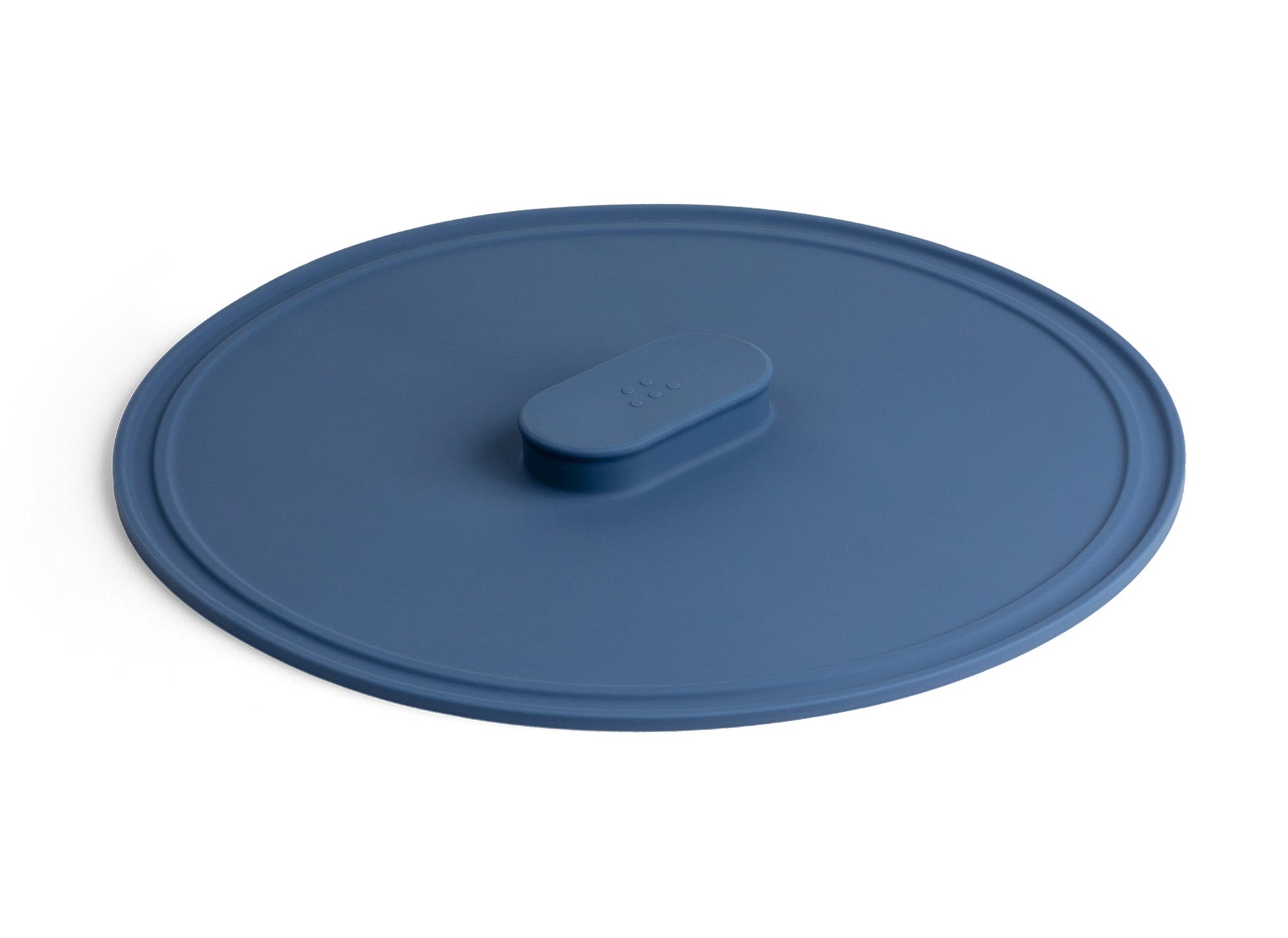 {{complete}} A blue Misen Universal Lid seen from a slight angle, with raised Misen logo visible on the central handle.
