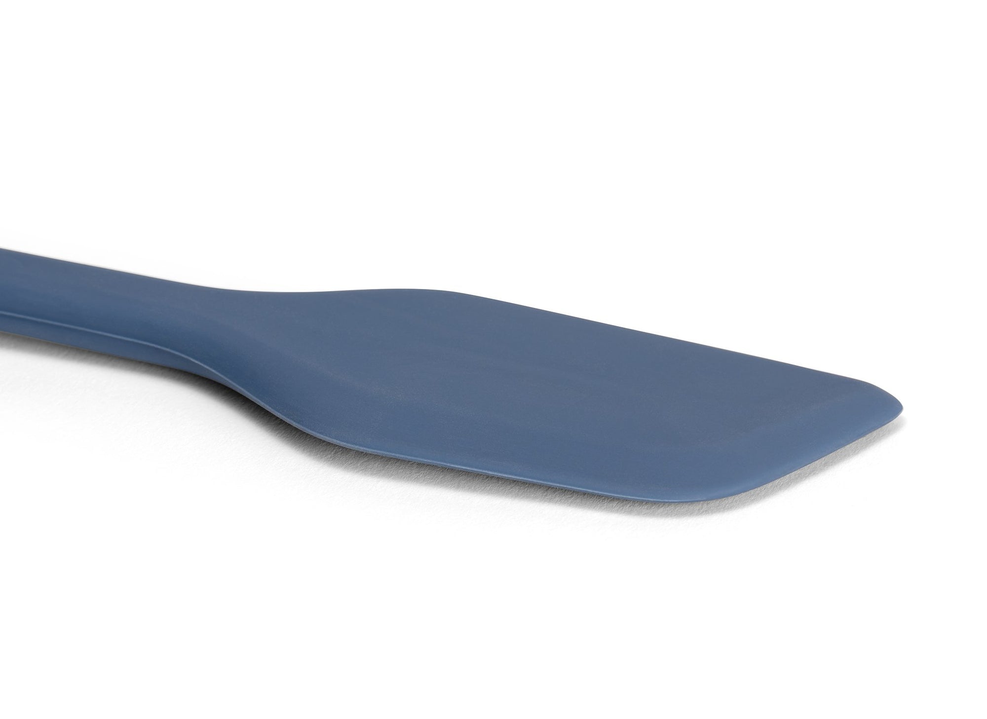 {{blue}} A close view of the Blue Misen Mixing Spatula’s silicone head on a white background.