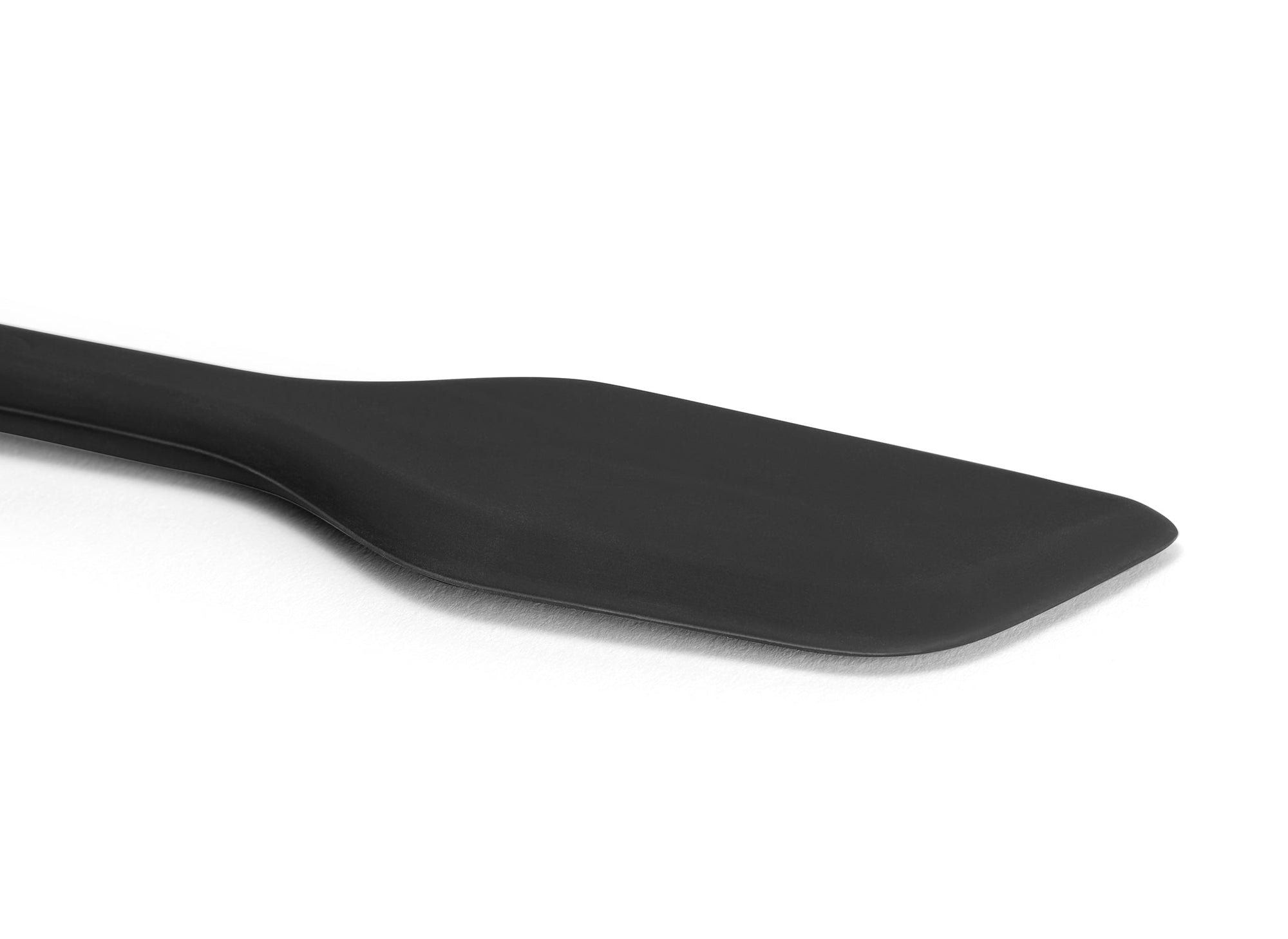 {{black}} A close view of the Black Misen Mixing Spatula’s silicone head on a white background.
