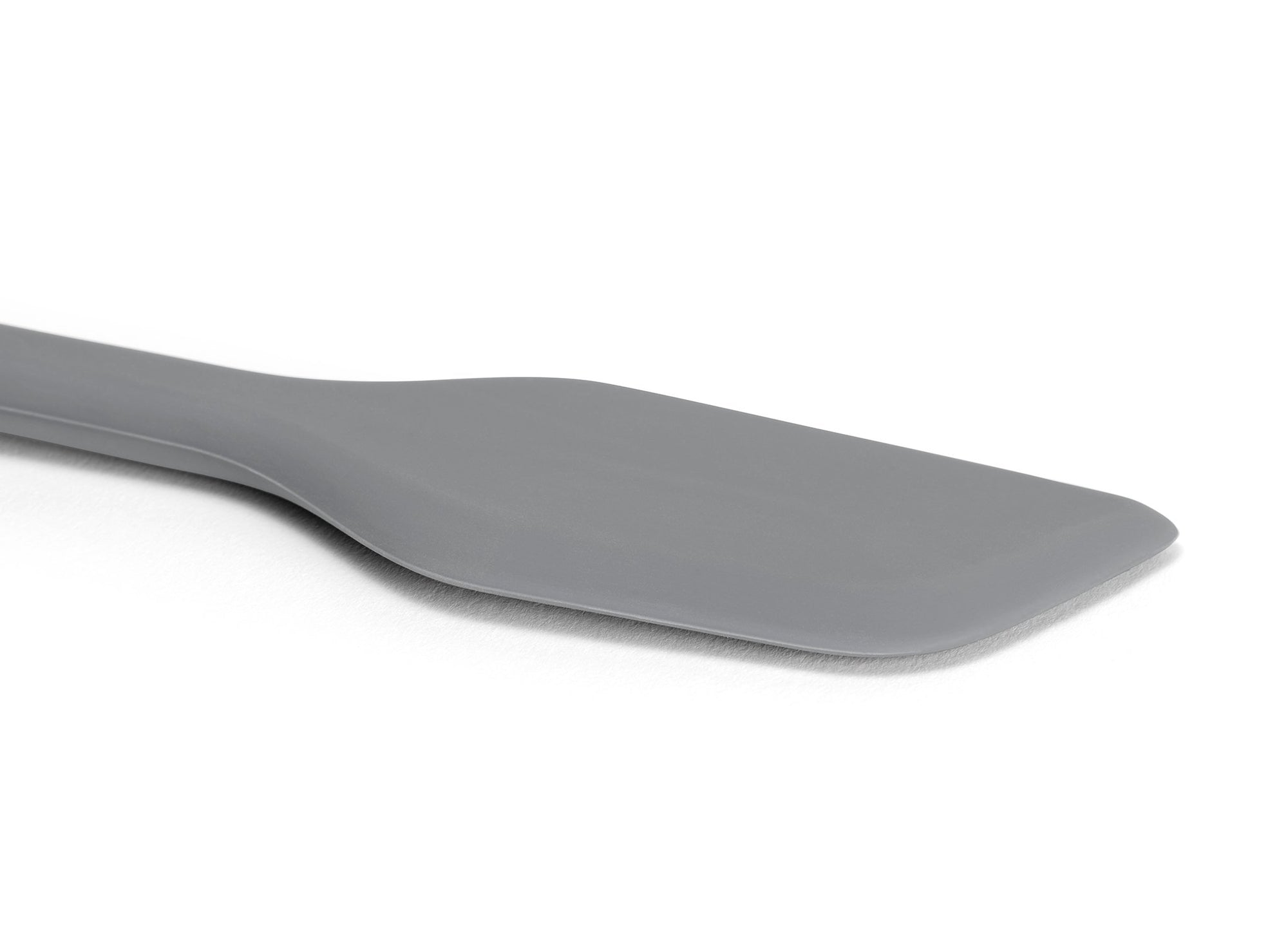 {{gray}} A close view of the Grey Misen Mixing Spatula’s silicone head on a white background.