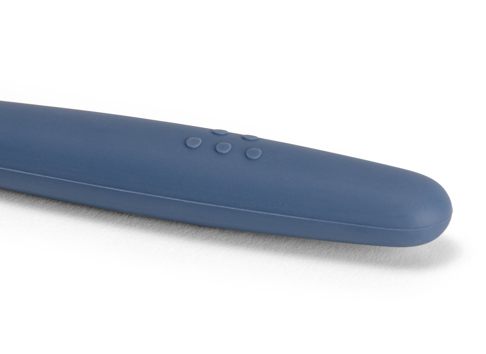 {{blue}} A close view of the Blue Misen Mixing Spatula’s thick silicone handle with raised Misen logo visible on a white background.