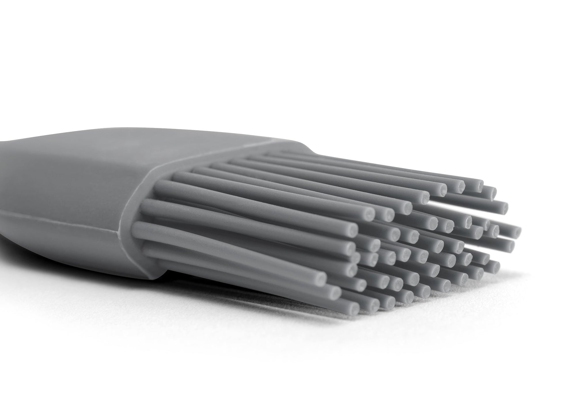 {{gray}} Close view of the silicone bristles on a Grey Misen Pastry Brush.