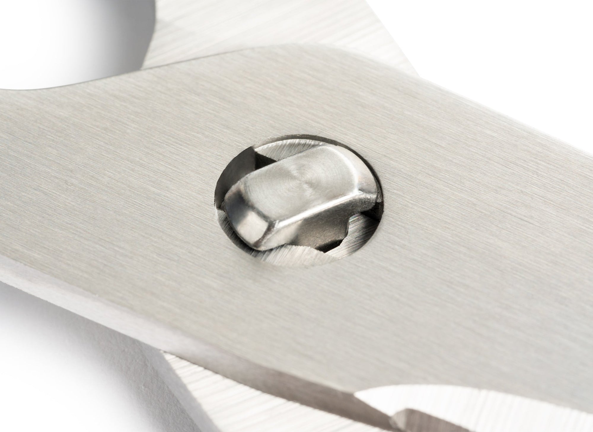{{blue,black,gray,green,red}} Close view of Misen Kitchen Shears’ detachable pivot.