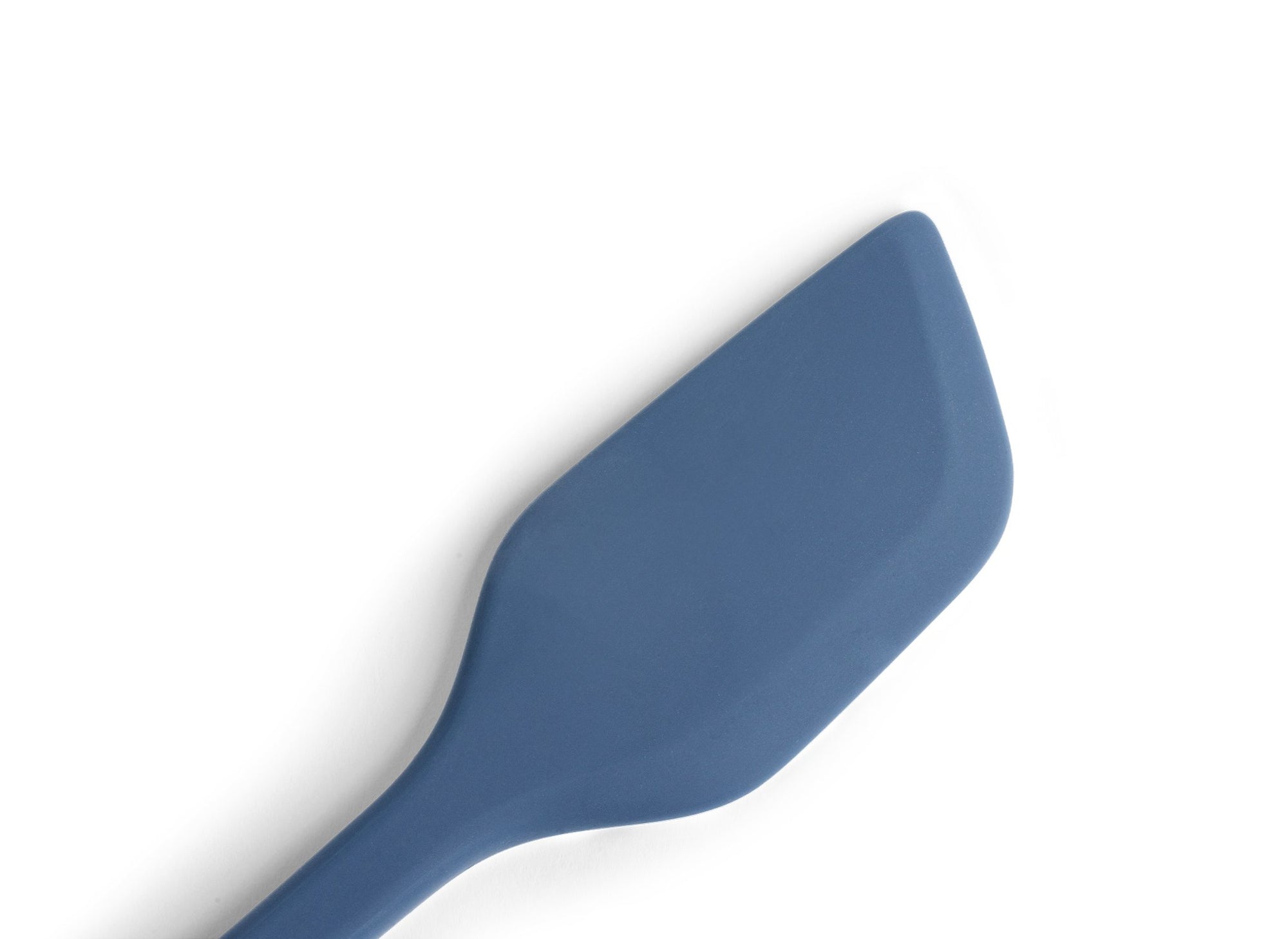 {{blue}} The head of the steel blue Misen Spatula features an angled corner to help you get into every nook and cranny.