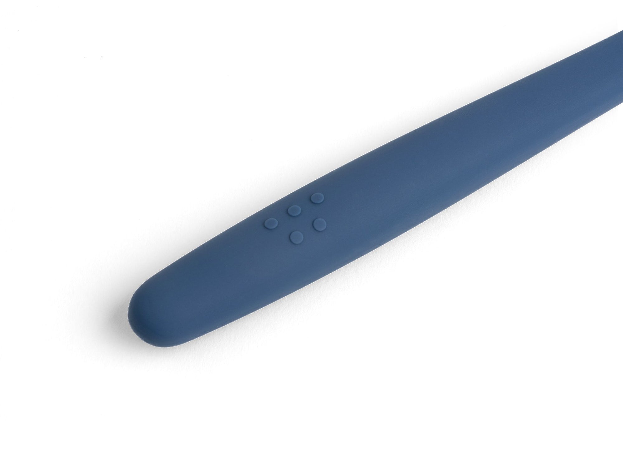 {{blue}} The handle of the steel blue Misen Spatula stays cool and is comfortable to hold.