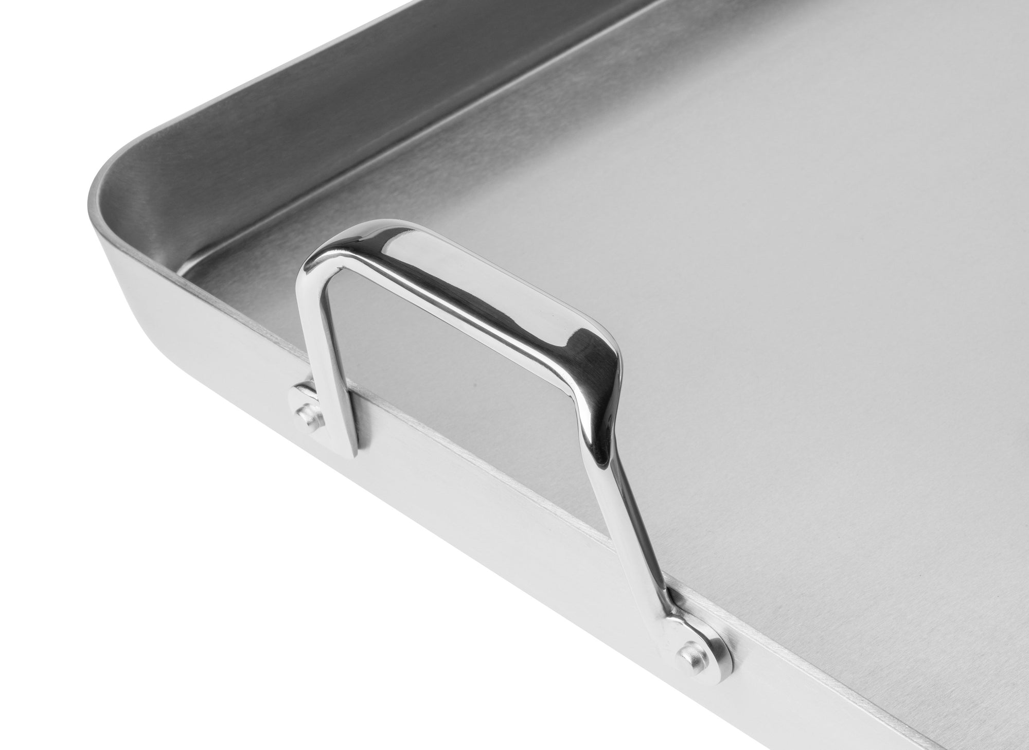 {{13-x-18}} The Misen Roasting Pan features handles that are tall and comfortable to hold.