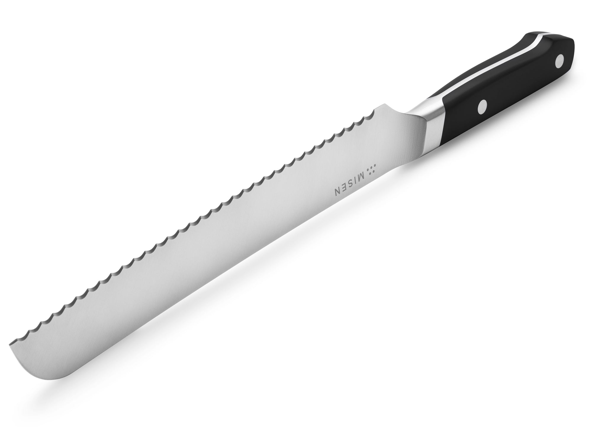 {{black}} The edge of the black Misen Serrated Knife has 32 pointed tips.