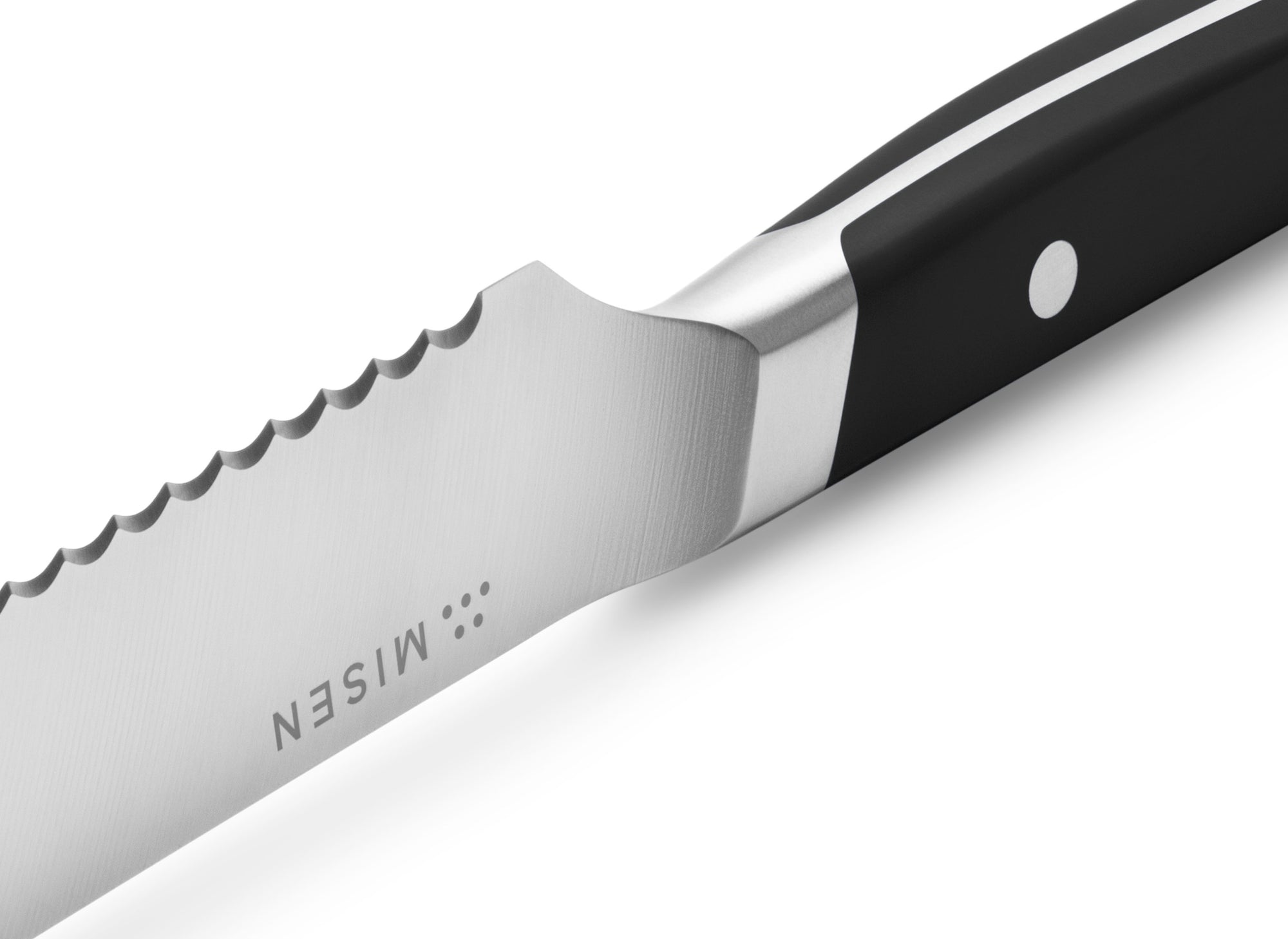 {{starter-black,essentials-black,complete-black}} The Misen Serrated Knife in black has 32 pointed tips on its edge.