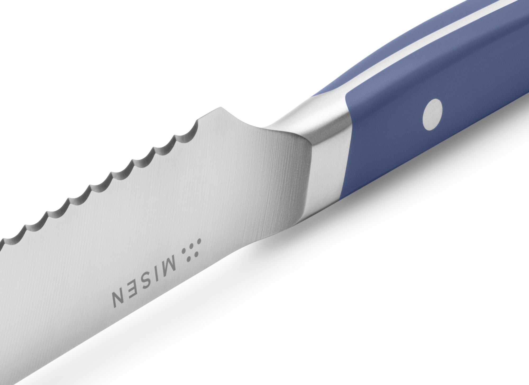 {{starter-blue,essentials-blue,complete-blue}} The Misen Serrated Knife in blue has 32 pointed tips on its edge.